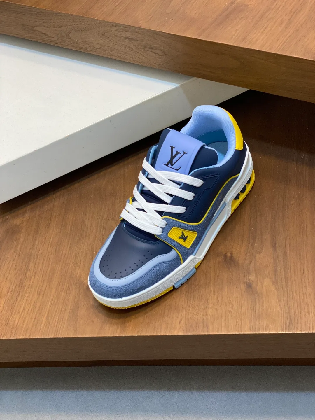 Men's men's shoes 💰820 Lujia New Color Men's 🧍‍♂️trainer sneakers, this LV Trainer sneaker is made of soft grained calfskin, showing pure tones, the #54 logo on the back traces the brand's birth in 1854, the designer's handwritten brand logo embellishes one side, designed by Virgil Abloh himself, a very commemorative sneaker, the new LV Louis Vuitton louis vuitton trainer sneaker low casual sports culture versatile basketball sneakers Size: 35-46 (customized for women 40, men 46)